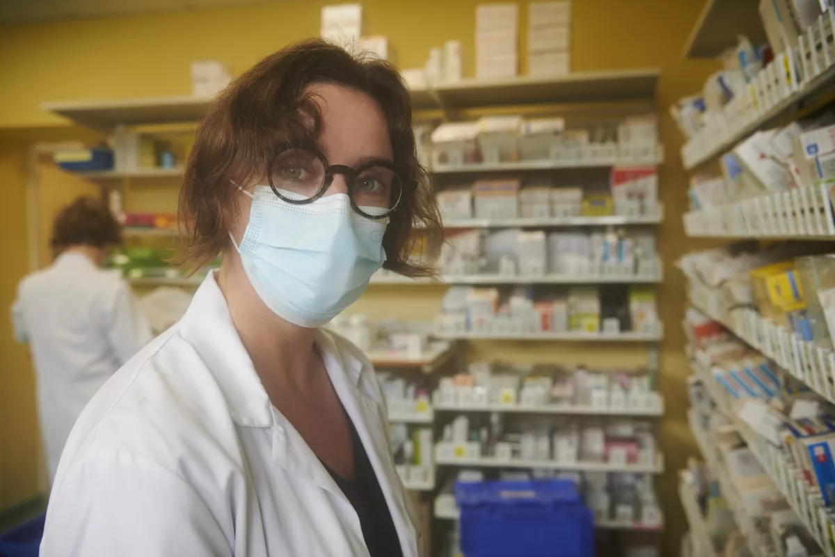 soignante dans pharmacie