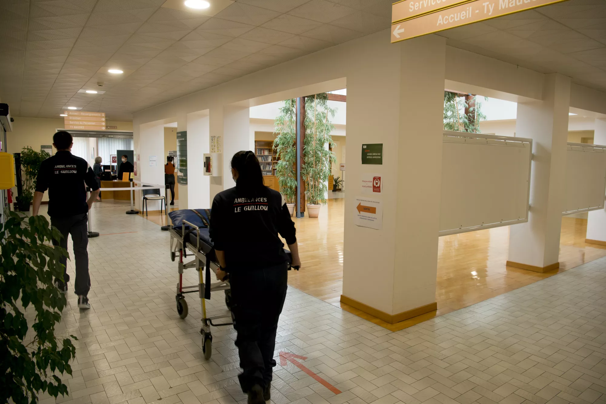 brancardiers dans les couloirs