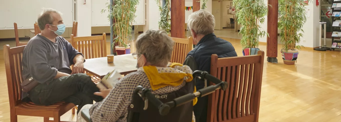 Trois patients dans le hall de l'hôpital