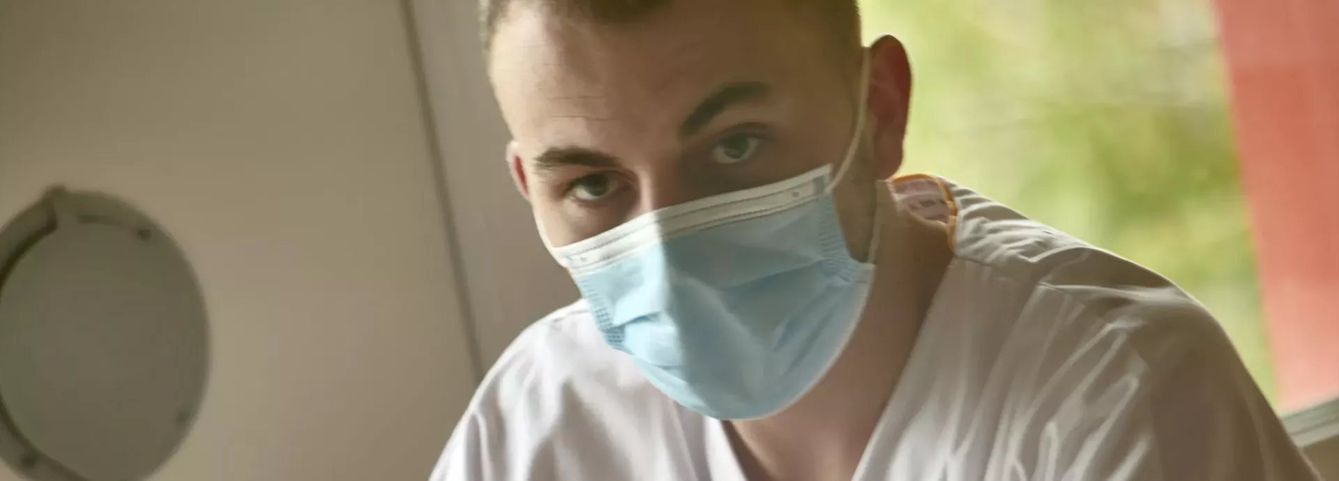 photo d'un soignant portant un masque chirurgical
