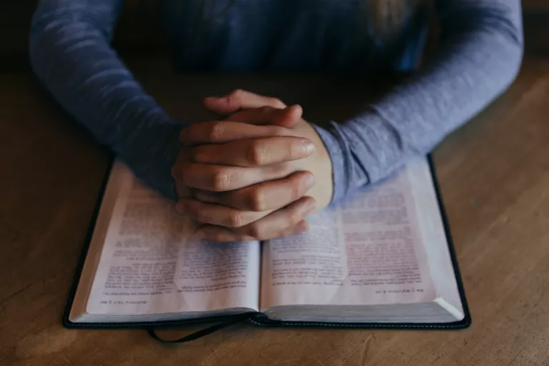 main croisées sur un livre